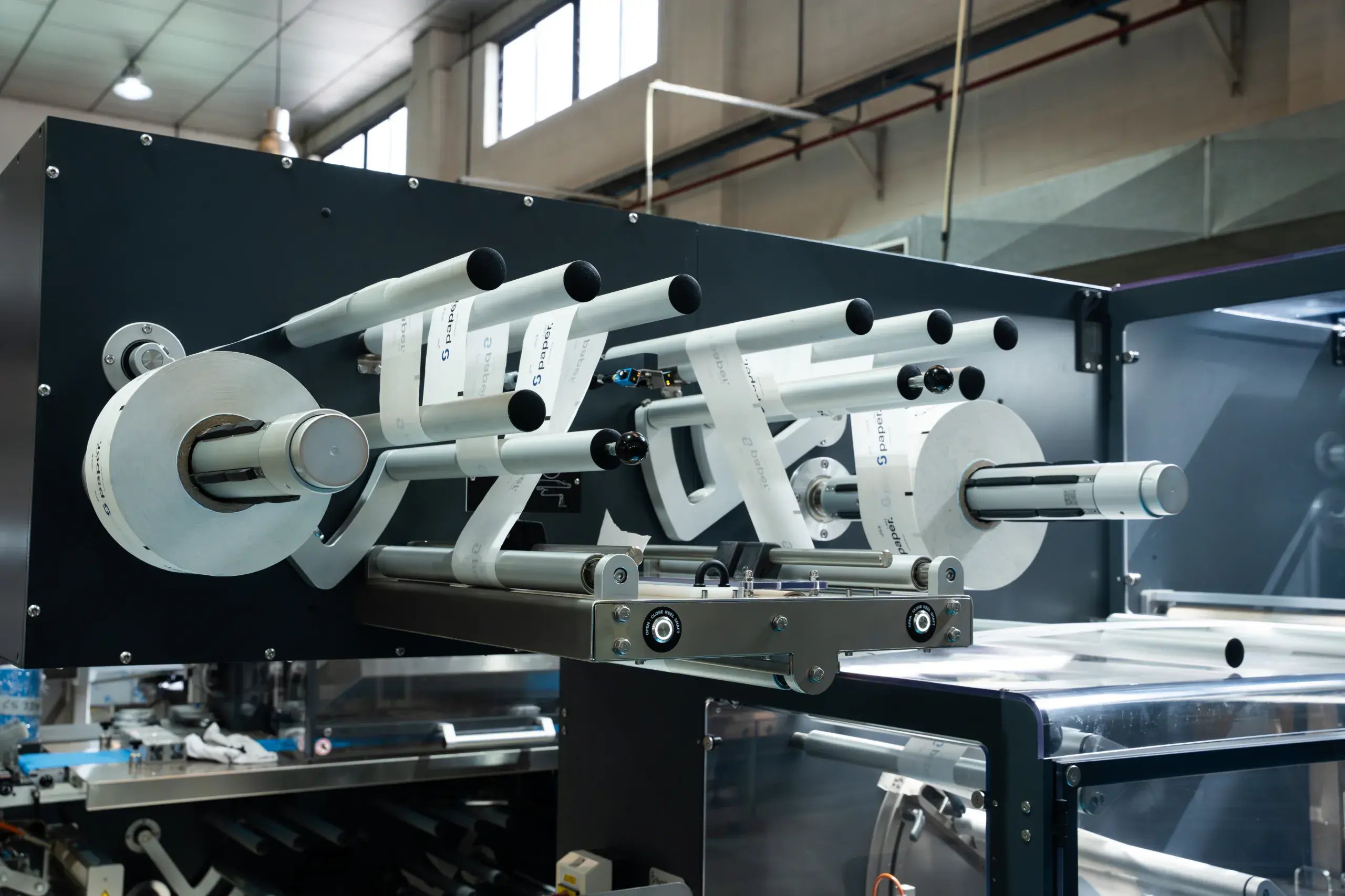 Automatic film splicer on an XR9 flow wrapper